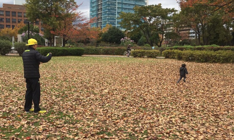 公園で遊ぶ親子